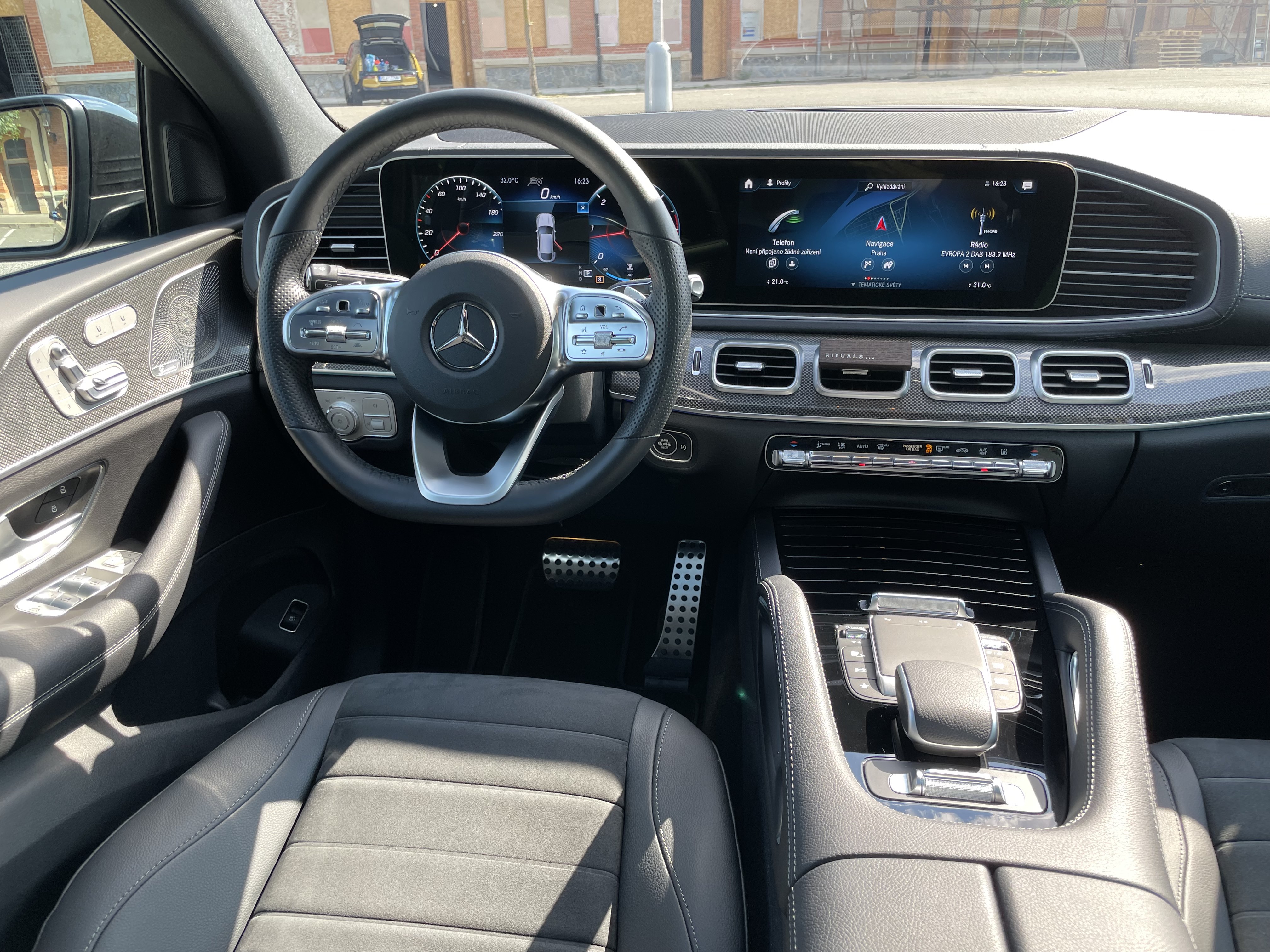 MERCEDES GLE COUPÉ 400d 4MATIC AMG | sportovní naftové suv coupé | německé předváděcí auto skladem | maximální výbava | nákup online | AUTOiBUY.com